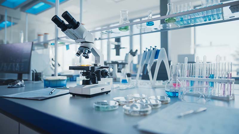 Quels sont les équipements et le matériel qu'on doit avoir dans un laboratoire de biologie en France ?